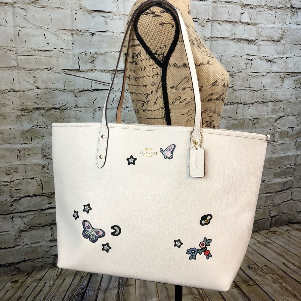 COACH • CITY TOTE WITH SOUVENIR EMBROIDERY - Picture 2 of 8